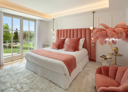 VILLA ELEGANTE EN PRIMERA LÍNEA DE GOLF EN NUEVA ANDALUCÍA