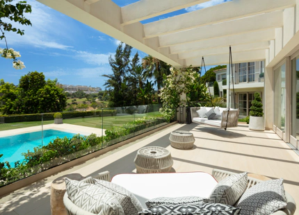 VILLA ELEGANTE EN PRIMERA LÍNEA DE GOLF EN NUEVA ANDALUCÍA