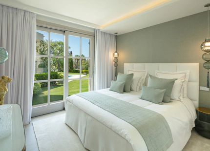 VILLA ELEGANTE EN PRIMERA LÍNEA DE GOLF EN NUEVA ANDALUCÍA