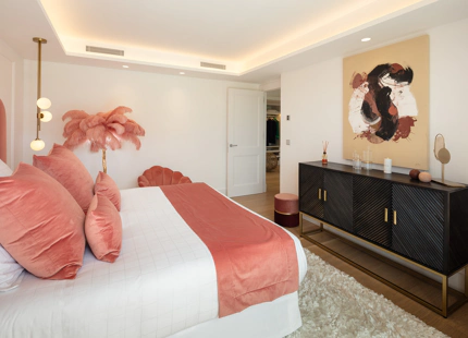 VILLA ELEGANTE EN PRIMERA LÍNEA DE GOLF EN NUEVA ANDALUCÍA