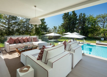 VILLA ELEGANTE EN PRIMERA LÍNEA DE GOLF EN NUEVA ANDALUCÍA