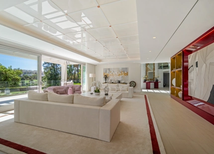 VILLA ELEGANTE EN PRIMERA LÍNEA DE GOLF EN NUEVA ANDALUCÍA