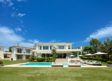 VILLA ELEGANTE EN PRIMERA LÍNEA DE GOLF EN NUEVA ANDALUCÍA