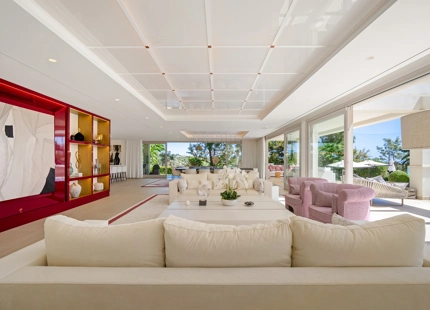 VILLA ELEGANTE EN PRIMERA LÍNEA DE GOLF EN NUEVA ANDALUCÍA