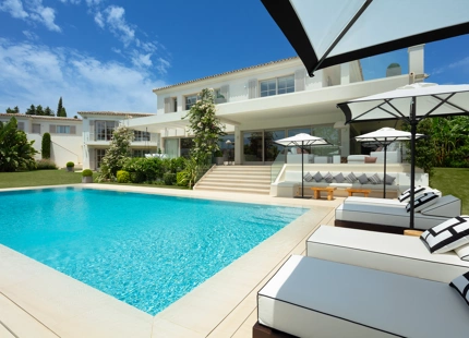 VILLA ELEGANTE EN PRIMERA LÍNEA DE GOLF EN NUEVA ANDALUCÍA