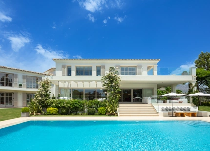 VILLA ELEGANTE EN PRIMERA LÍNEA DE GOLF EN NUEVA ANDALUCÍA
