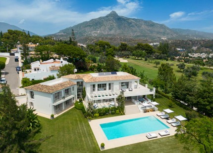 VILLA ELEGANTE EN PRIMERA LÍNEA DE GOLF EN NUEVA ANDALUCÍA