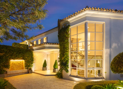 VILLA ELEGANTE EN PRIMERA LÍNEA DE GOLF EN NUEVA ANDALUCÍA