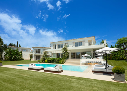 VILLA ELEGANTE EN PRIMERA LÍNEA DE GOLF EN NUEVA ANDALUCÍA