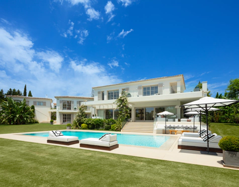 Villa for sale in Aloha, Nueva Andalucia
