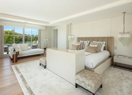 VILLA ELEGANTE EN PRIMERA LÍNEA DE GOLF EN NUEVA ANDALUCÍA