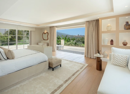 VILLA ELEGANTE EN PRIMERA LÍNEA DE GOLF EN NUEVA ANDALUCÍA