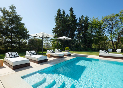 VILLA ELEGANTE EN PRIMERA LÍNEA DE GOLF EN NUEVA ANDALUCÍA