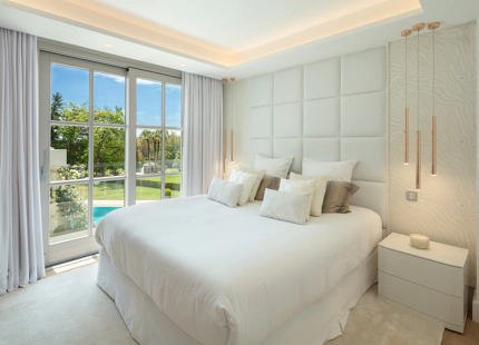 VILLA ELEGANTE EN PRIMERA LÍNEA DE GOLF EN NUEVA ANDALUCÍA