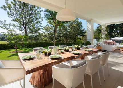 VILLA ELEGANTE EN PRIMERA LÍNEA DE GOLF EN NUEVA ANDALUCÍA
