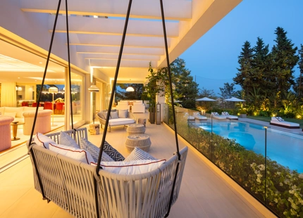 VILLA ELEGANTE EN PRIMERA LÍNEA DE GOLF EN NUEVA ANDALUCÍA