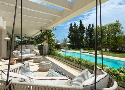 VILLA ELEGANTE EN PRIMERA LÍNEA DE GOLF EN NUEVA ANDALUCÍA