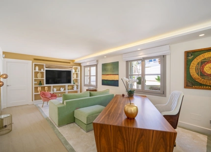 VILLA ELEGANTE EN PRIMERA LÍNEA DE GOLF EN NUEVA ANDALUCÍA