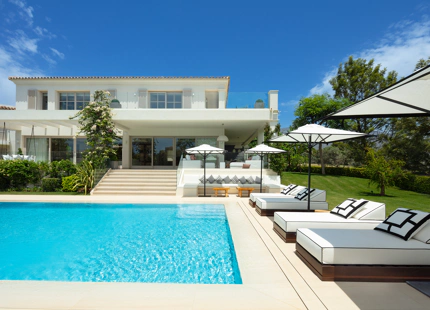 VILLA ELEGANTE EN PRIMERA LÍNEA DE GOLF EN NUEVA ANDALUCÍA