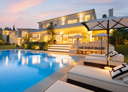 VILLA ELEGANTE EN PRIMERA LÍNEA DE GOLF EN NUEVA ANDALUCÍA