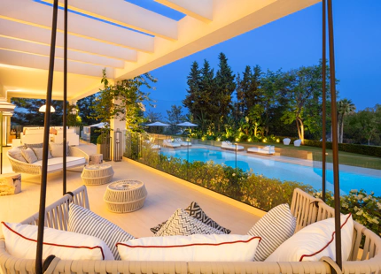 VILLA ELEGANTE EN PRIMERA LÍNEA DE GOLF EN NUEVA ANDALUCÍA