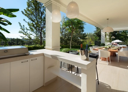 VILLA ELEGANTE EN PRIMERA LÍNEA DE GOLF EN NUEVA ANDALUCÍA