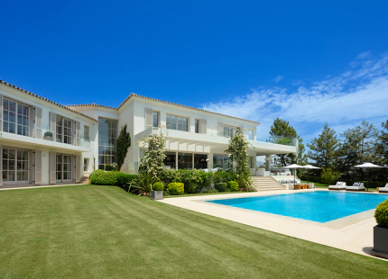 VILLA ELEGANTE EN PRIMERA LÍNEA DE GOLF EN NUEVA ANDALUCÍA