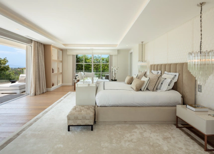 VILLA ELEGANTE EN PRIMERA LÍNEA DE GOLF EN NUEVA ANDALUCÍA