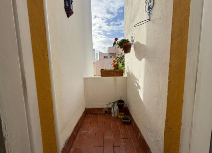 CASA ADOSADA ANDALUZA DE TRES PLANTAS CON GRAN POTENCIAL EN NUEVA ANDALUCÍA