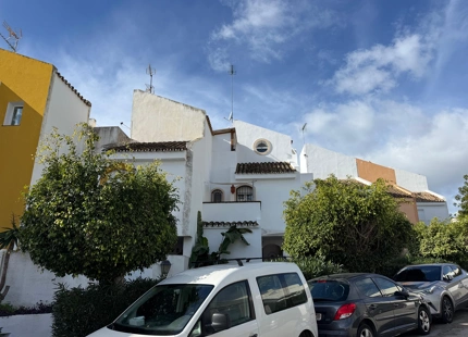 CASA ADOSADA ANDALUZA DE TRES PLANTAS CON GRAN POTENCIAL EN NUEVA ANDALUCÍA