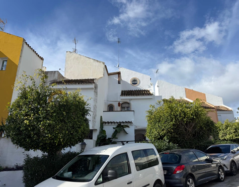 THREE STOREY ANDALUSIAN STYLE TOWNHOUSE WITH STRONG POTENTIAL IN NUEVA ANDALUCÍA