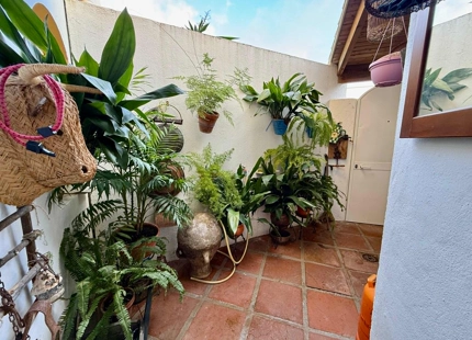 CASA ADOSADA ANDALUZA DE TRES PLANTAS CON GRAN POTENCIAL EN NUEVA ANDALUCÍA