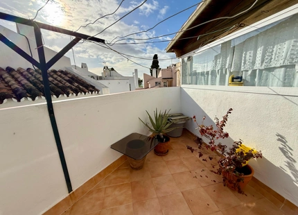 CASA ADOSADA ANDALUZA DE TRES PLANTAS CON GRAN POTENCIAL EN NUEVA ANDALUCÍA