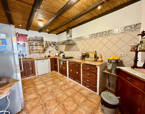 THREE STOREY ANDALUSIAN STYLE TOWNHOUSE WITH STRONG POTENTIAL IN NUEVA ANDALUCÍA