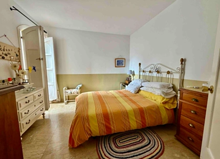 CASA ADOSADA ANDALUZA DE TRES PLANTAS CON GRAN POTENCIAL EN NUEVA ANDALUCÍA