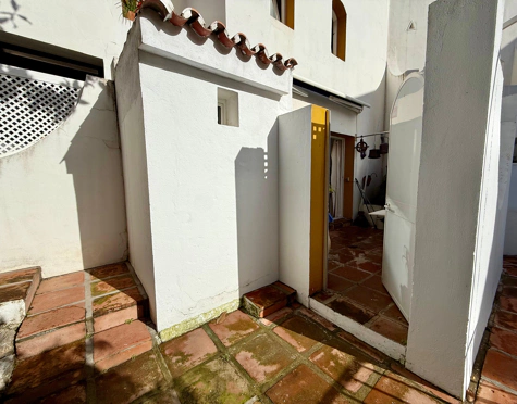 THREE STOREY ANDALUSIAN STYLE TOWNHOUSE WITH STRONG POTENTIAL IN NUEVA ANDALUCÍA