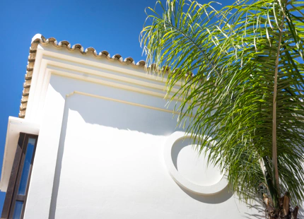 FRONTLINE GOLF VILLA WITH PANORAMIC SEA AND MOUNTAIN VIEWS IN BENAHAVÍS