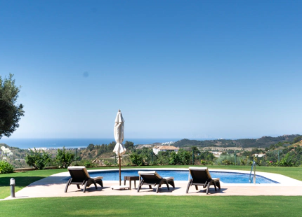 FRONTLINE GOLF VILLA WITH PANORAMIC SEA AND MOUNTAIN VIEWS IN BENAHAVÍS