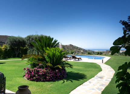 FRONTLINE GOLF VILLA WITH PANORAMIC SEA AND MOUNTAIN VIEWS IN BENAHAVÍS
