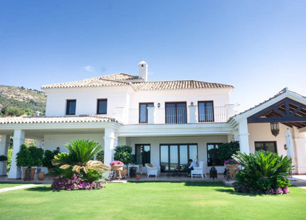FRONTLINE GOLF VILLA WITH PANORAMIC SEA AND MOUNTAIN VIEWS IN BENAHAVÍS