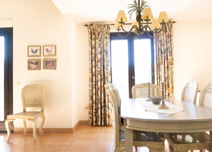 FRONTLINE GOLF VILLA WITH PANORAMIC SEA AND MOUNTAIN VIEWS IN BENAHAVÍS