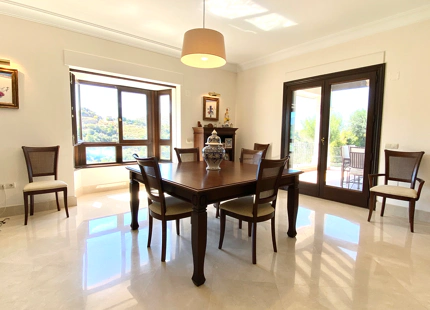 FRONTLINE GOLF VILLA WITH PANORAMIC SEA AND MOUNTAIN VIEWS IN BENAHAVÍS