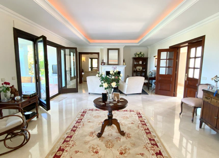FRONTLINE GOLF VILLA WITH PANORAMIC SEA AND MOUNTAIN VIEWS IN BENAHAVÍS