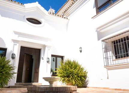 FRONTLINE GOLF VILLA WITH PANORAMIC SEA AND MOUNTAIN VIEWS IN BENAHAVÍS