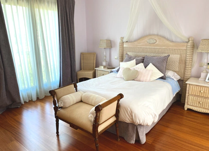 FRONTLINE GOLF VILLA WITH PANORAMIC SEA AND MOUNTAIN VIEWS IN BENAHAVÍS