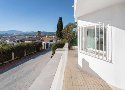 THREE BEDROOM HOUSE WITH PANORAMIC SEA VIEWS IN NUEVA ANDALUCÍA