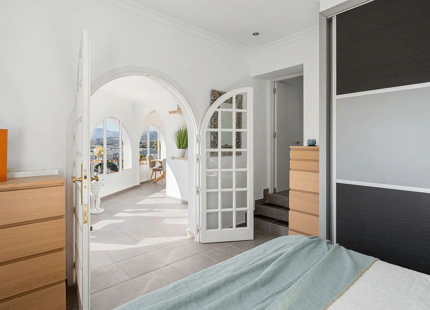 THREE BEDROOM HOUSE WITH PANORAMIC SEA VIEWS IN NUEVA ANDALUCÍA