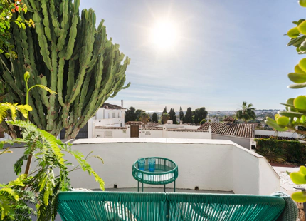 THREE BEDROOM HOUSE WITH PANORAMIC SEA VIEWS IN NUEVA ANDALUCÍA