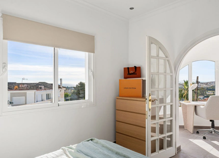 THREE BEDROOM HOUSE WITH PANORAMIC SEA VIEWS IN NUEVA ANDALUCÍA