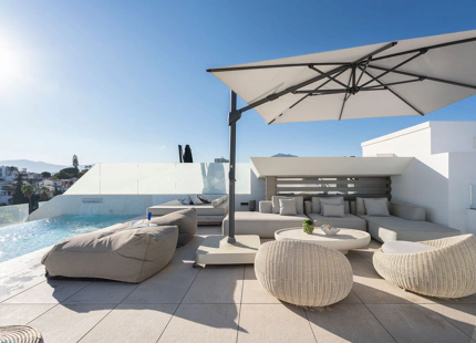 CONTEMPORARY VILLA WITH PANORAMIC VIEWS AND ROOFTOP POOL IN NUEVA ANDALUCÍA